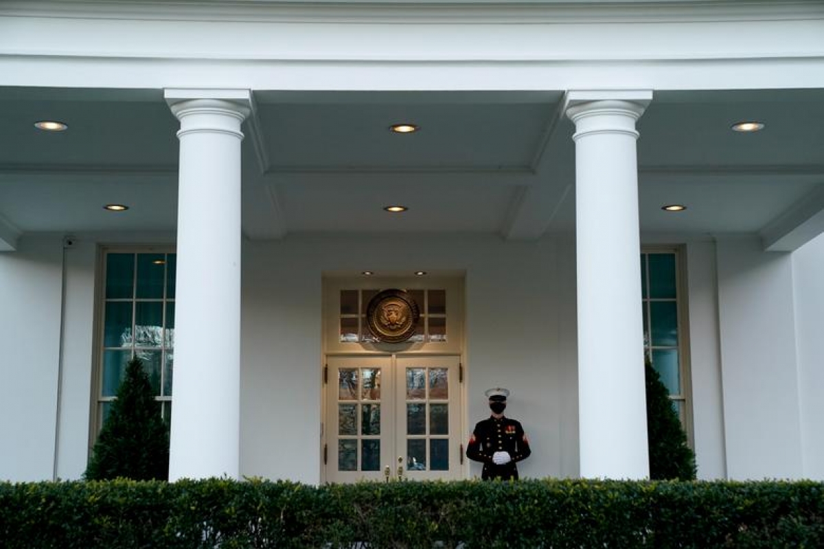 Một binh lính Thủy quân Lục chiến đứng ngoài Cánh Tây Nhà Trắng, dấu hiệu cho thấy Tổng thống Trump đang ở trong phòng Bầu dục. Ảnh: Reuters