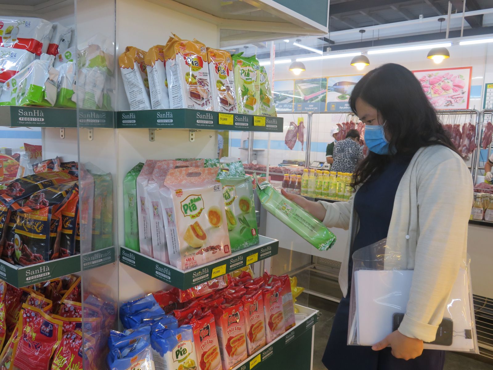 Goods for Tet and Vietnamese goods dominate at shops and supermarkets 