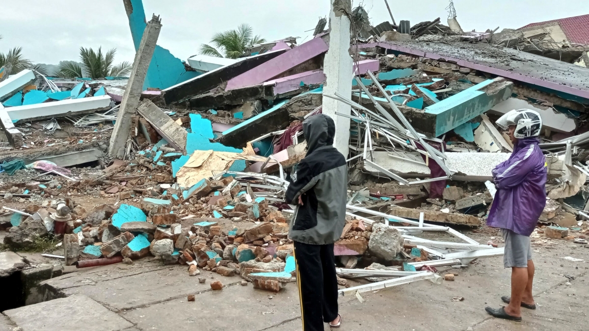 Indonesia tiếp tục tìm kiếm người mất tích, cảnh báo có thêm động đất mạnh. Ảnh: Reuters