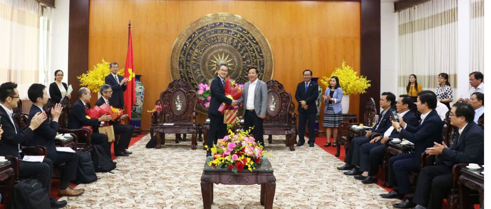 Chairman of the Provincial People's Committee - Nguyen Van Ut (R) presents flowers and souvenirs to representatives of the Japanese organization in Ho Chi Minh City
