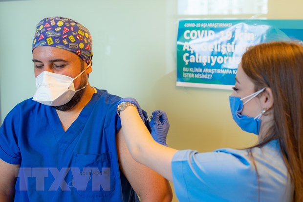 Người dân được tiêm vắcxin ngừa COVID-19 tại Petrinja, Croatia ngày 13/1/2021. (Ảnh: THX/TTXVN)