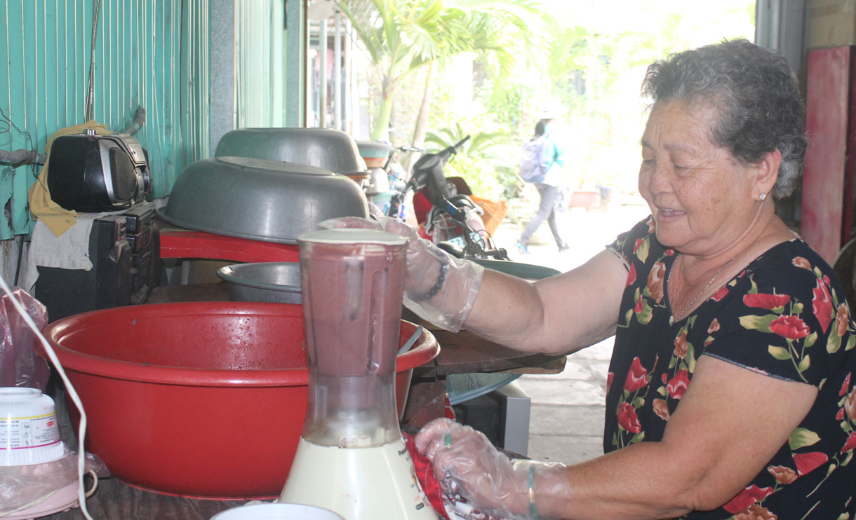 Bà Chung Thị Thâm luôn giữ gìn nghề làm mắm ruốc truyền thống của gia đình