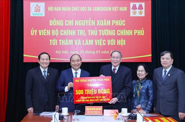 VAVA praised for efforts to care for AO victims PM Phuc presents 500 million VND to the centre for nursing and providing vocational training for AO victims (Photo: VNA)