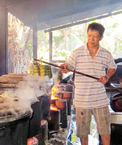 Xóm bánh tét nhộn nhịp vào xuân