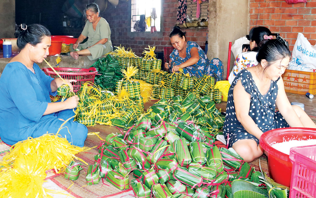 Những ngày giáp tết, xóm bánh tét ở khu phố 2, thị trấn Đức Hòa lại tất bật