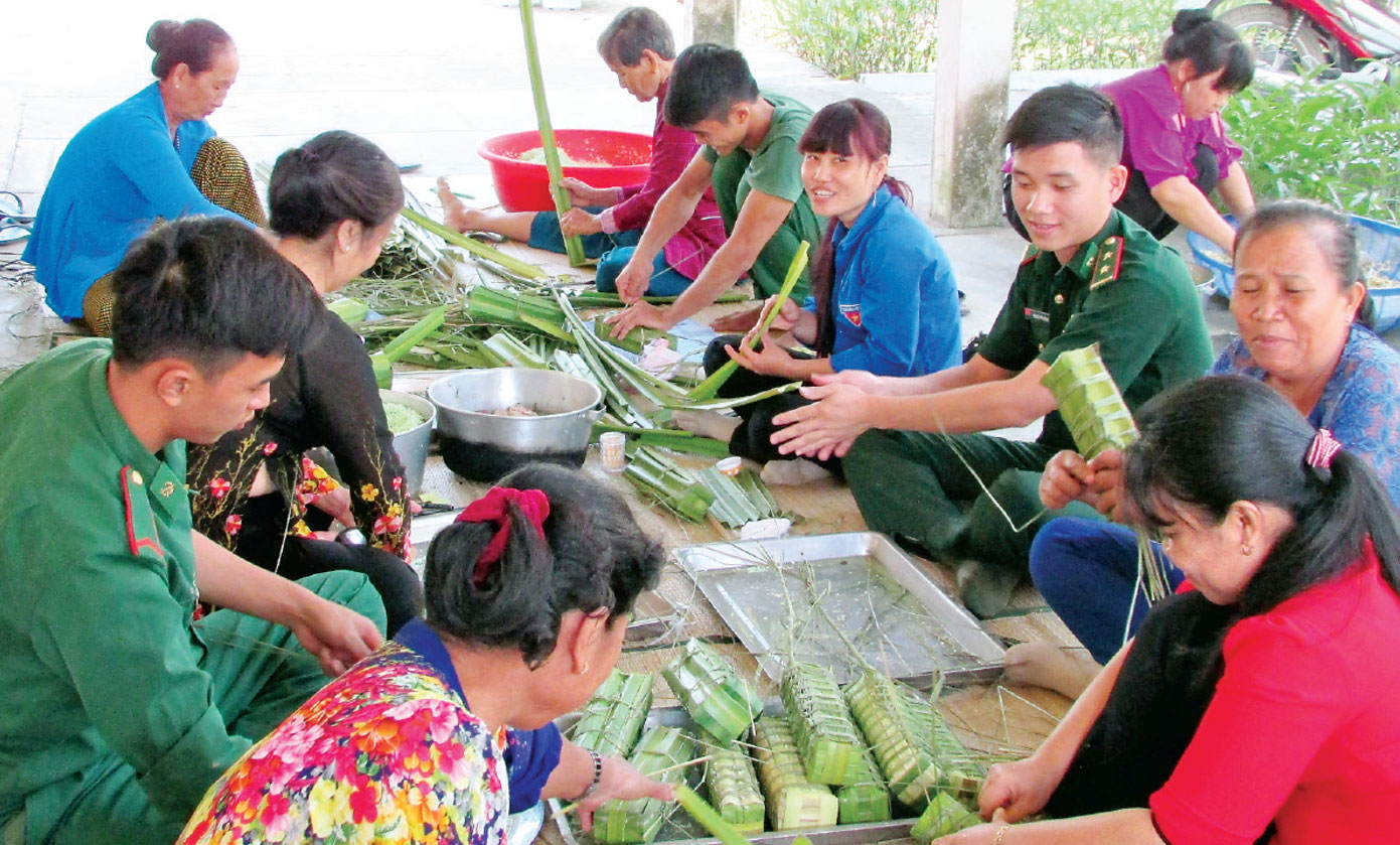 Cán bộ, chiến sĩ Đồn Biên phòng Mỹ Thạnh Tây, huyện Đức Huệ, cùng người dân các xã biên giới chung vui gói bánh chưng, bánh tét nhân dịp xuân về, tết đến