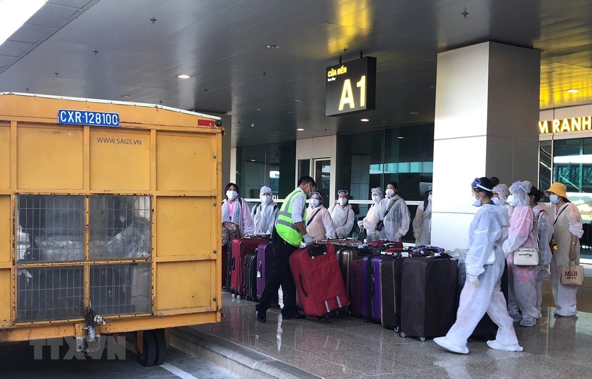 Công dân Việt Nam từ nước ngoài trở về chuẩn bị rời sân bay Cam Ranh đến khu cách ly tập trung. (Ảnh: Phan Sáu/TTXVN)