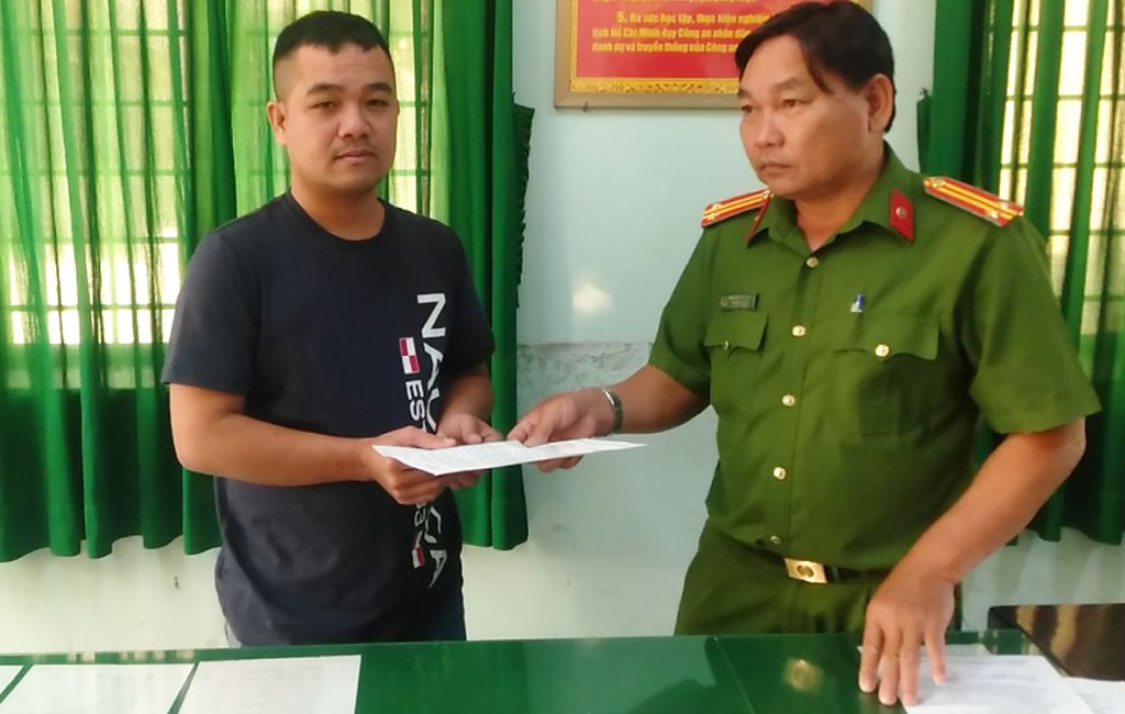 Công an huyện Tân Trụ xử phạt vi phạm hành chính một người dân đốt pháo hoa nổ trái phép