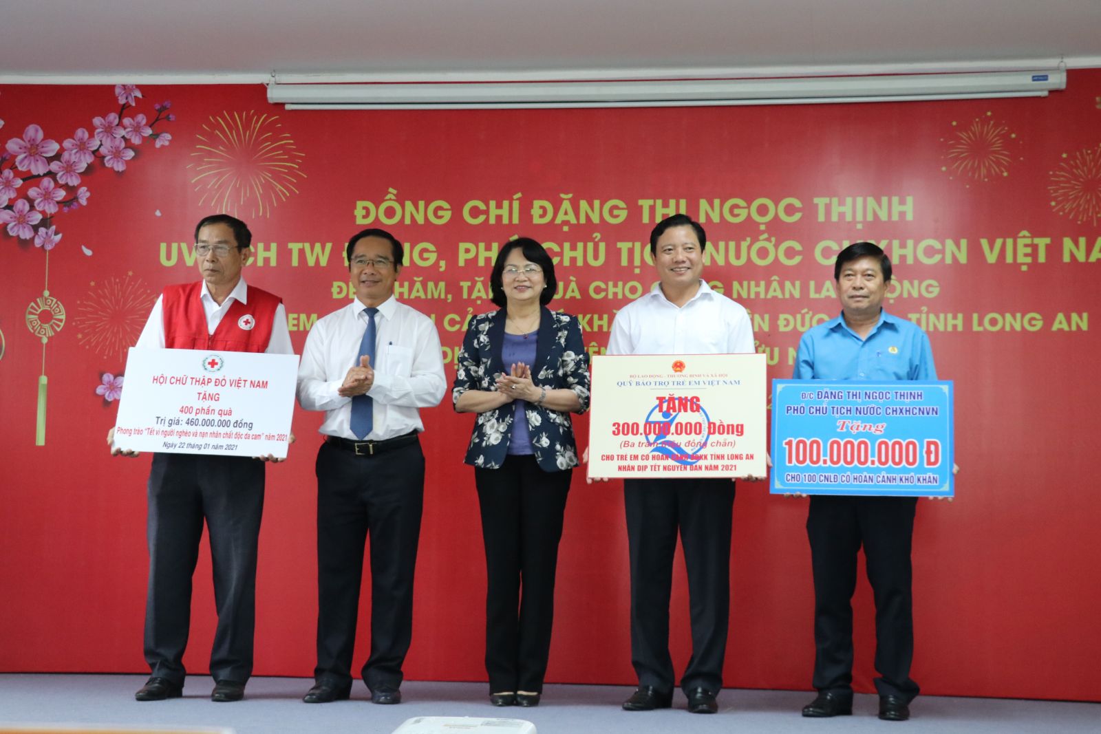 Phó Chủ tịch nước – Đặng Thị Ngọc Thịnh thăm, tặng quà tết cho gia đình chính sách, công nhân, người nghèo và trẻ em tại huyện Đức Hòa