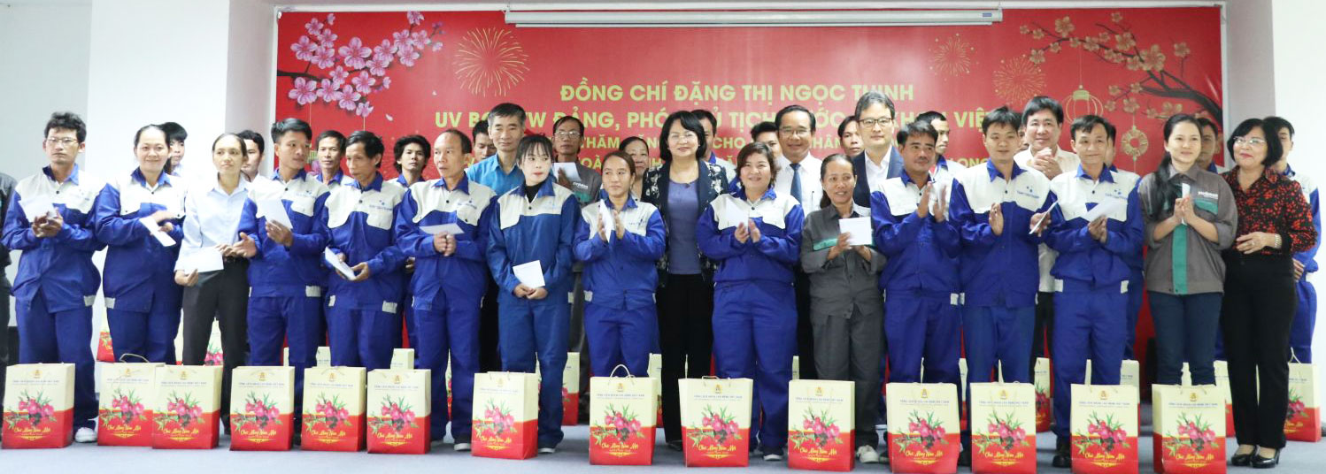 Phó Chủ tịch nước – Đặng Thị Ngọc Thịnh thăm, tặng quà tết cho gia đình chính sách, công nhân, người nghèo và trẻ em tại huyện Đức Hòa