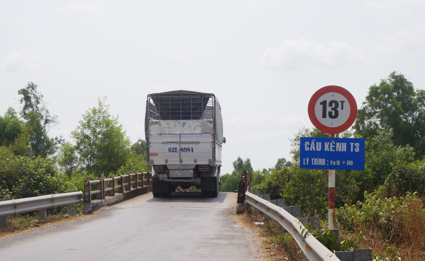 Cầu trên đoạn đường rất nhỏ, hẹp, không đồng bộ với đường nên ảnh hưởng lớn đến việc lưu thông của phương tiện