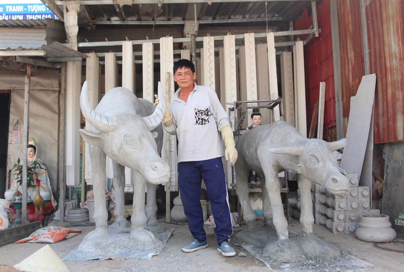 Ông Vị cho hay, năm nào, con nấy, Tết Nguyên đán Tân Sửu nên tượng con trâu hút khách