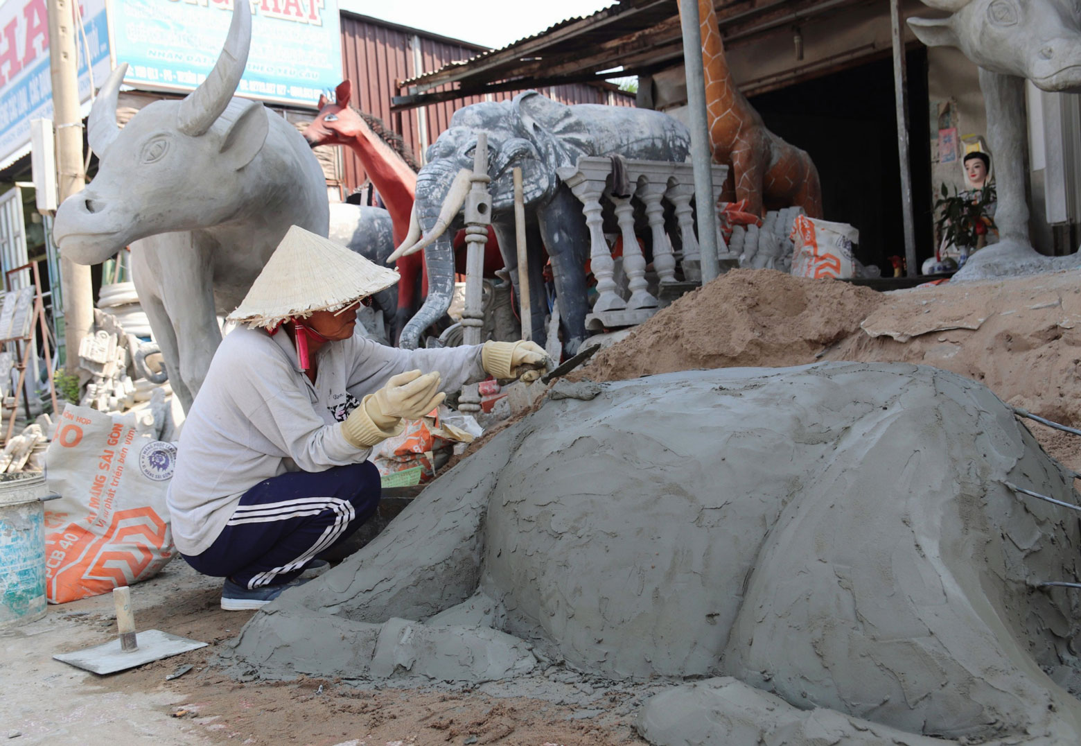 Tùy theo kích thước, kiểu dáng mà người thợ sẽ mất khoảng thời gian tạc tượng khác nhau