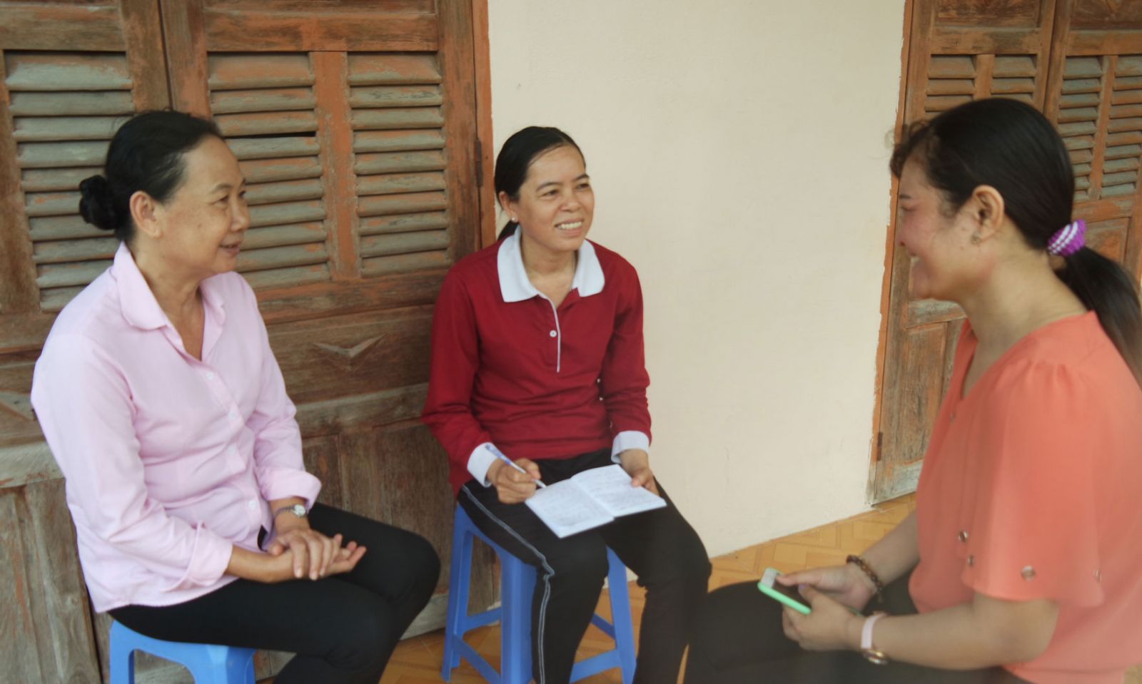 Chi hội phó Chi hội Phụ nữ khu phố Bình Quân 1 (phường 4), cộng tác viên Phạm Thị Truyền (ngồi giữa) thường xuyên thăm hộ gia đình, phổ biến thông tin về dân số - sức khỏe sinh sản đến phụ nữ