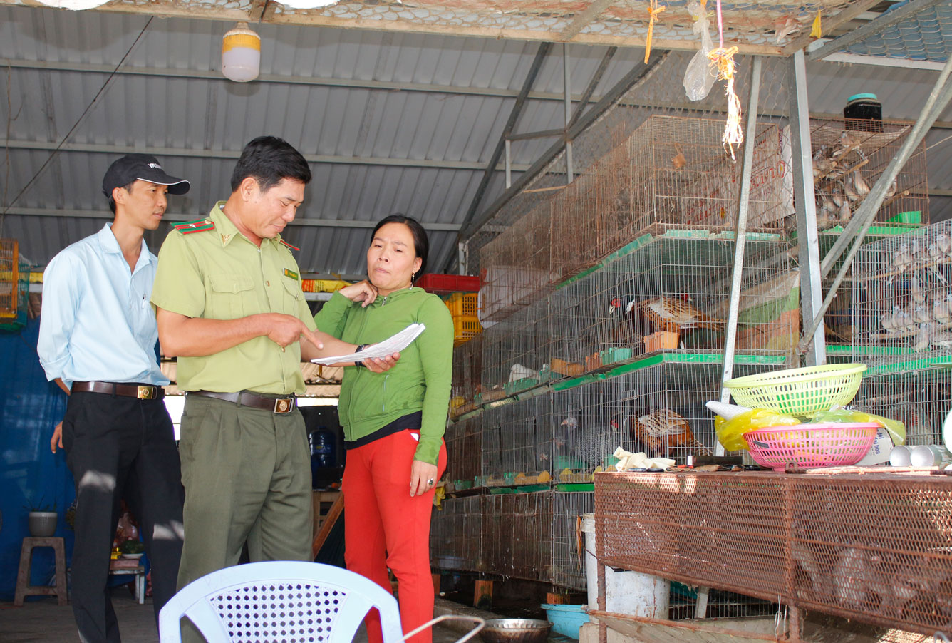 Đội kiểm tra liên ngành tỉnh kiểm tra nguồn gốc, xuất xứ các loại nông sản được bày bán tại chợ nông sản Thạnh Hóa