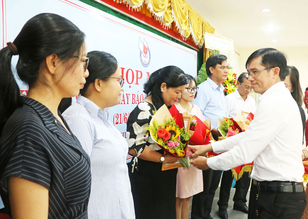 Phó Chủ tịch Hội Nhà báo Việt Nam tỉnh - Lê Hồng Phước trao giải thưởng cho các tác giả đoạt Giải Báo chí tỉnh Long An năm 2020. (Ảnh: Phạm Ngân)