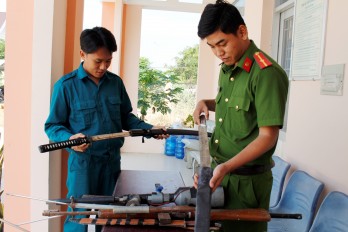 Cần Đước: Người dân thực hiện tốt việc giao nộp vũ khí, vật liệu nổ