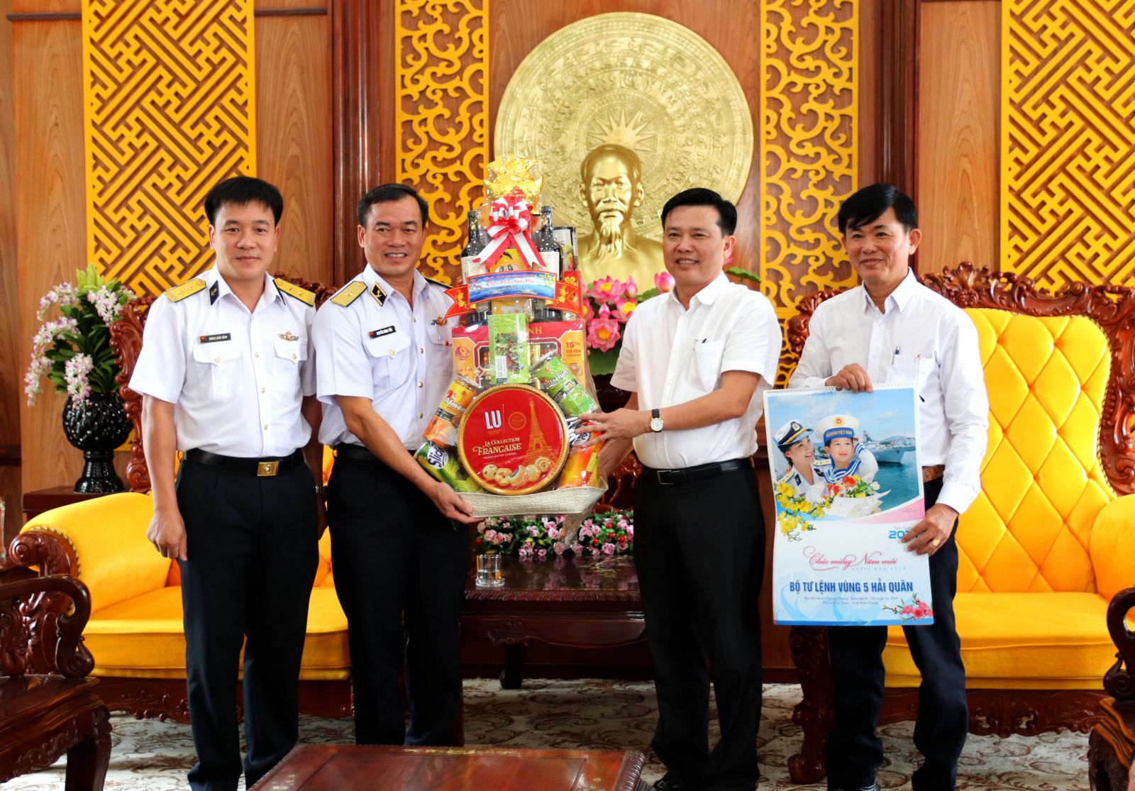 Delegation of Naval Region 5 Command visits, wishes Lunar New Year in Long An Delegation of Naval Region 5 Command visits, wishes Lunar New Year in Long An on the occasion of Lunar New Year of Buffalo 2021