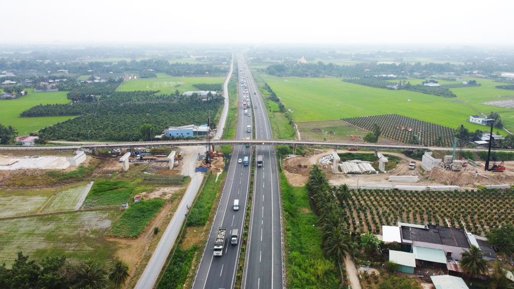 Ring Road of Tan An city: Arterial road for development Overpass Bridge No. 7, Ring Road through Ho Chi Minh City - Trung Luong expressway, the section passing Loi Binh Nhon commune has now completed the pillars