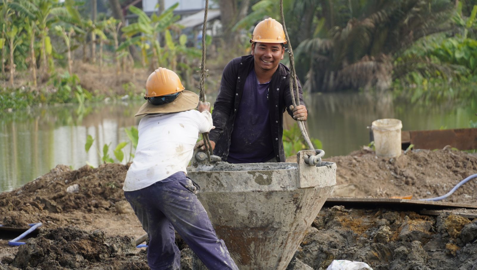 Ring Road of Tan An city: Arterial road for development Package 4, part of the 5 kilometers road intersecting National Highway 1A, invested by the Department of Transport, has completed the two sides of the road, the road surface is paved with green stones, rolling
