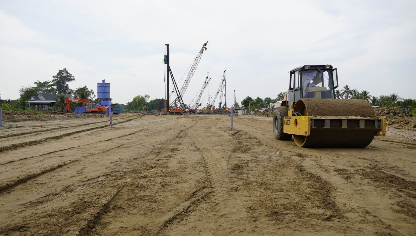 Ring Road of Tan An city: Arterial road for development Across the river in An Vinh Ngai commune, bulldozers are also leveling the road leading to Bao Dinh bridge./.