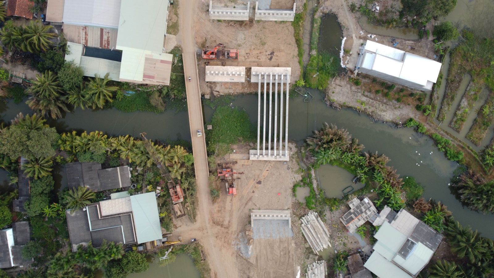 Ring Road of Tan An city: Arterial road for development Mang Bridge is 68 meters long, 2 meters wide, including 2 spans in Loi Binh Nhon commune and is under construction of its beams