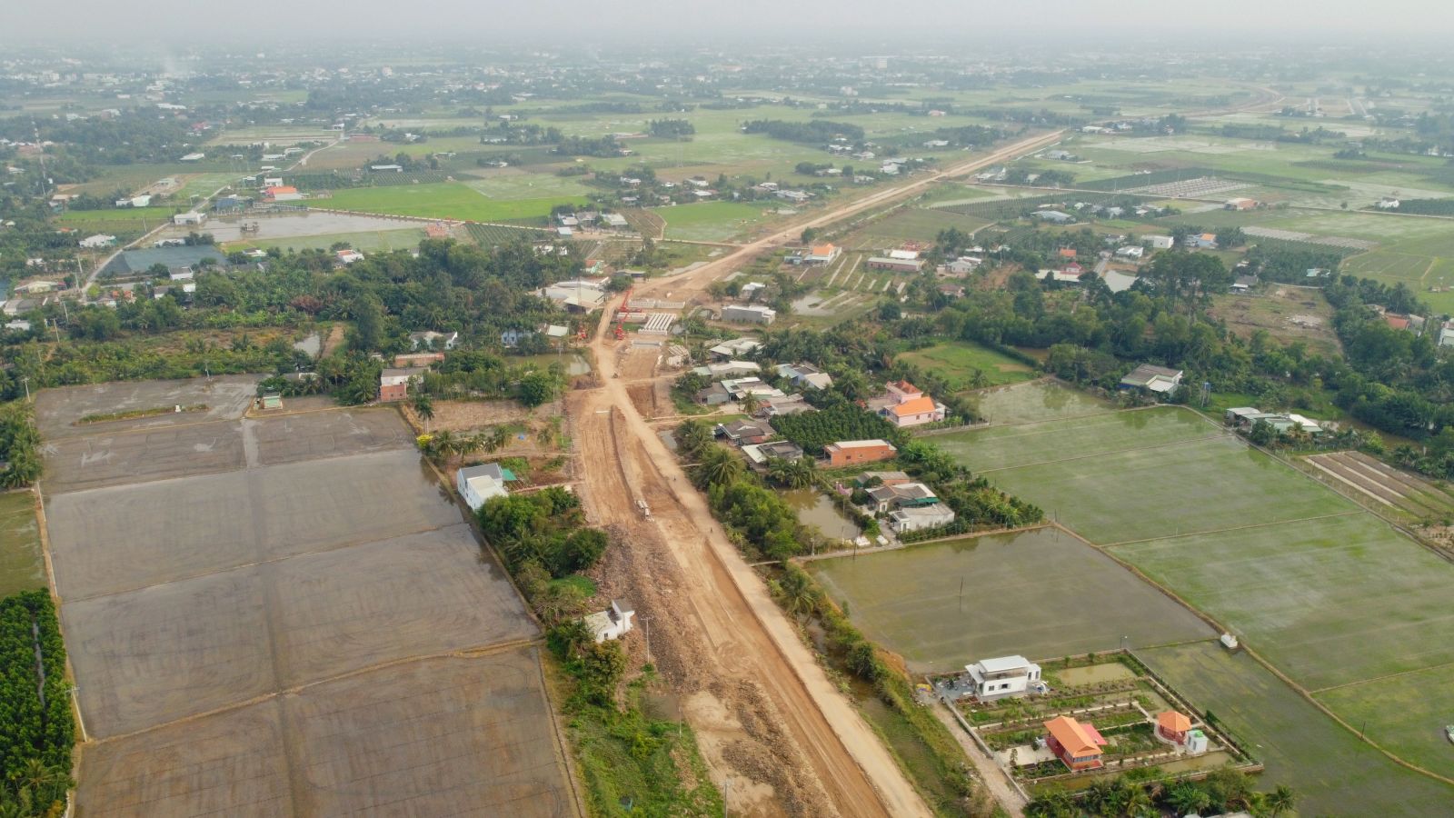 The section of Phan Van Tuan connecting Nguyen Tan Chinh is 6 kilometers long, designed with 4 lanes for cars, is in the process of leveling. This road is invested by the People's Committee of Tan An City