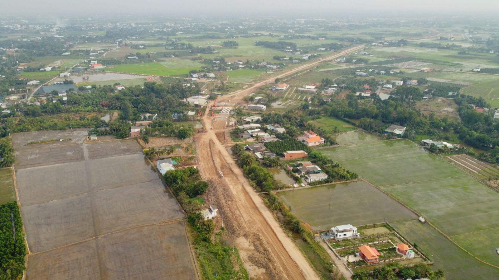 Ring Road of Tan An city: Arterial road for development The section of Phan Van Tuan connecting Nguyen Tan Chinh is 6 kilometers long, designed with 4 lanes for cars, is in the process of leveling. This road is invested by the People's Committee of Tan An City