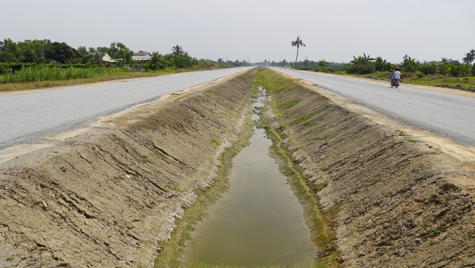 Package 4, part of the 5 kilometers road intersecting National Highway 1A, invested by the Department of Transport, has completed the two sides of the road, the road surface is paved with green stones, rolling 
