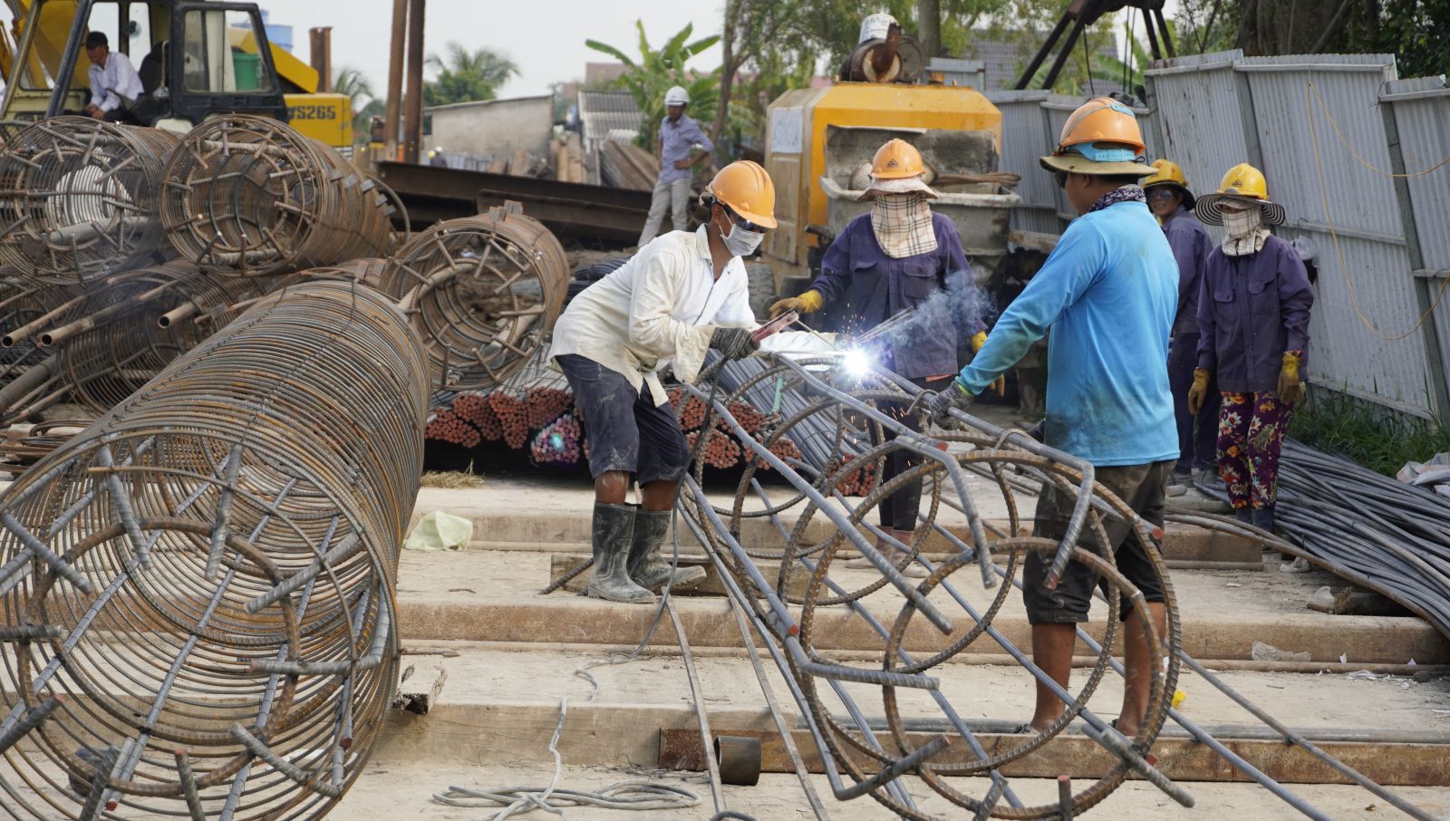 Ring Road of Tan An city: Arterial road for development Package 4, part of the 5 kilometers road intersecting National Highway 1A, invested by the Department of Transport, has completed the two sides of the road, the road surface is paved with green stones, rolling