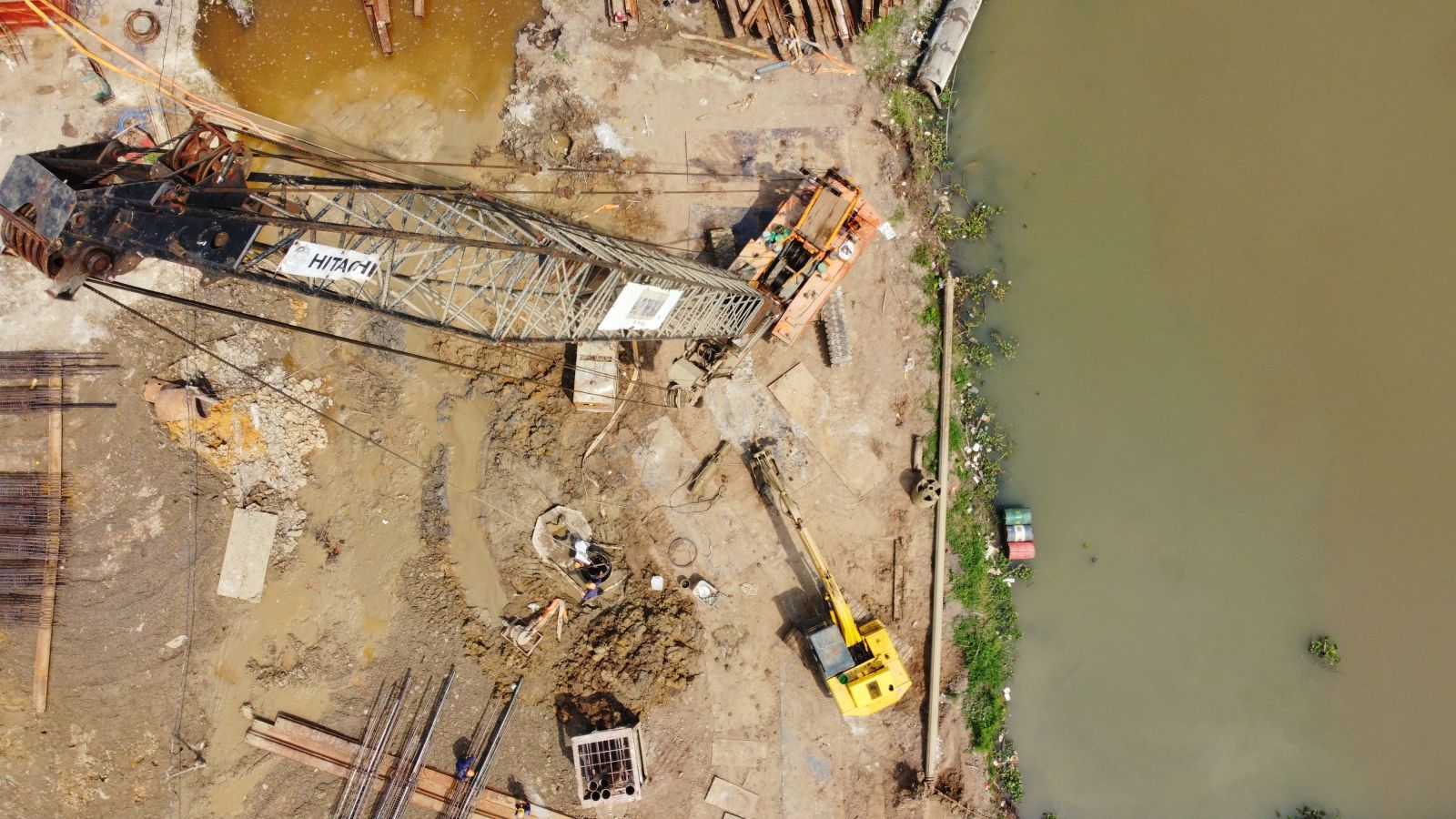 Ring Road of Tan An city: Arterial road for development Package 4, part of the 5 kilometers road intersecting National Highway 1A, invested by the Department of Transport, has completed the two sides of the road, the road surface is paved with green stones, rolling
