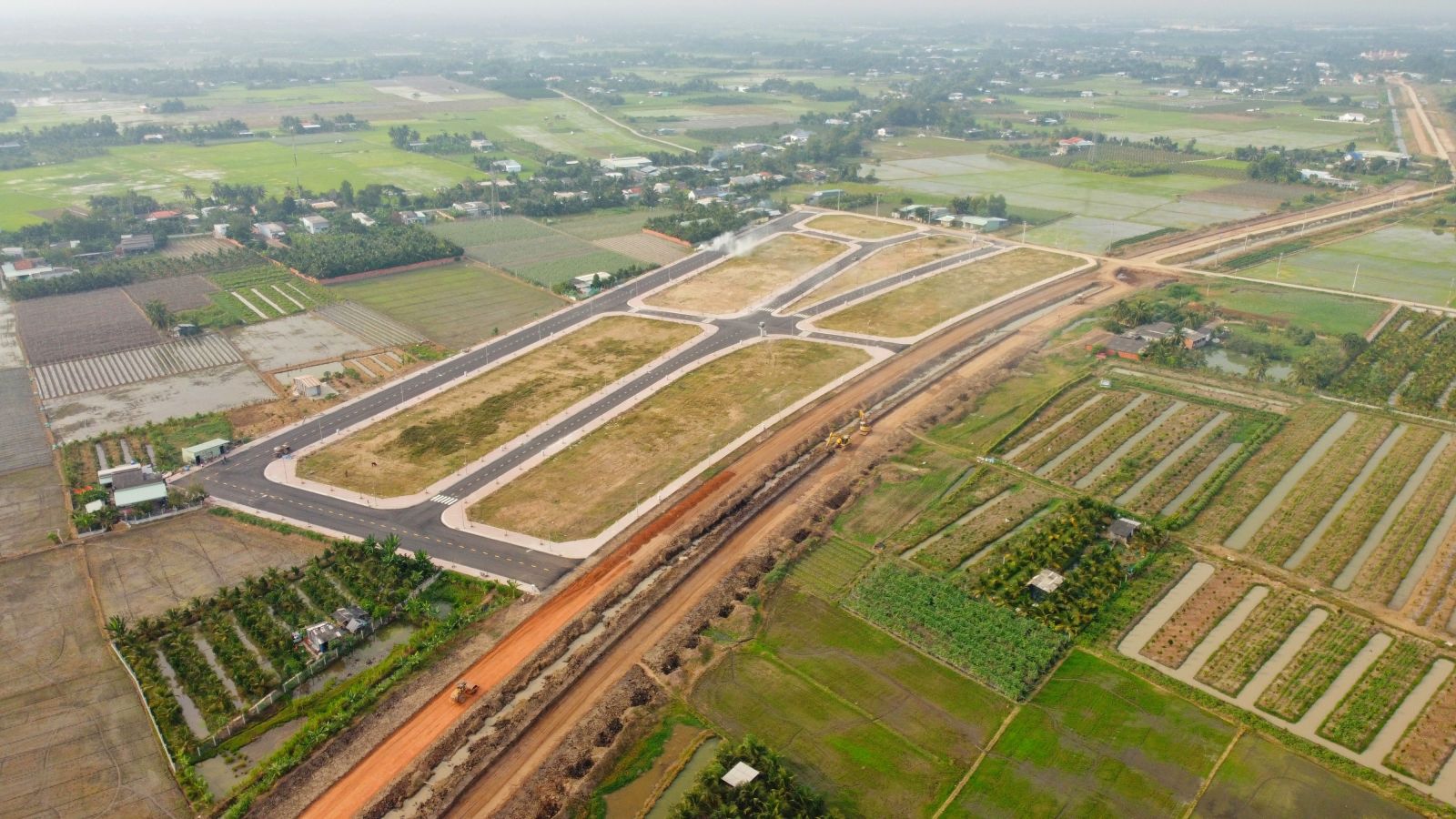 Ring Road of Tan An city: Arterial road for development Residential area No. 1, Giong Dinh neighborhood (Khanh Hau ward), about 4 hectares, belongs to the project of Ring Road of Tan An City, has now completed the asphalt, curb, electricity, water system and lighting systems. In addition to this resettlement area, 4 other resettlement areas are also implementing. The Ring Road project has about 1,800 households affected
