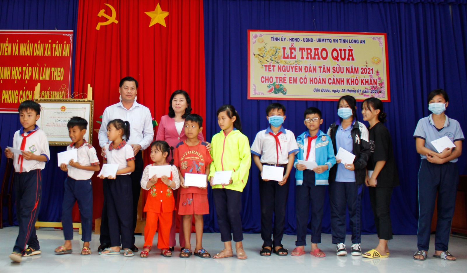 Phó Bí thư Thường trực Tỉnh ủy Long An trao Huy hiệu 65 năm tuổi Đảng tại Cần Đước