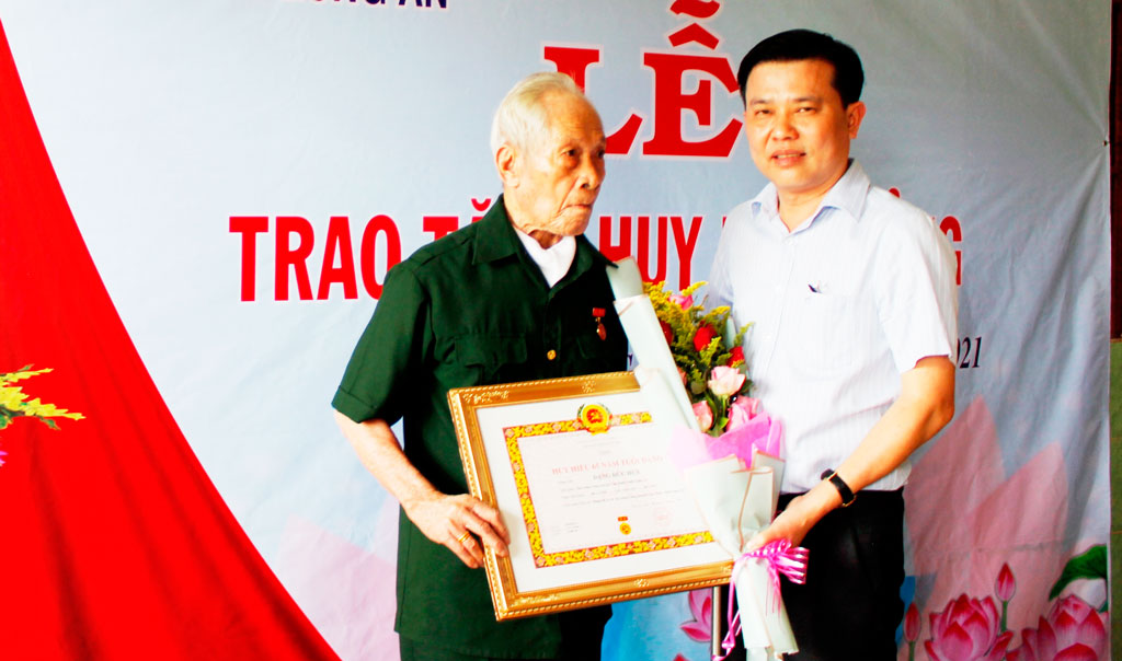 Phó Bí thư Thường trực Tỉnh ủy Long An trao Huy hiệu 65 năm tuổi Đảng tại Cần Đước