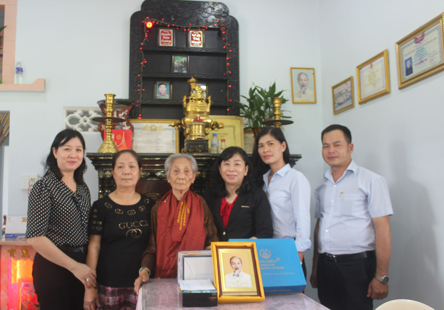 Giám đốc Sở Lao động - Thương binh và Xã hội - Nguyễn Hồng Mai tặng quà của Chủ tịch nước cho Mẹ Việt Nam Anh hùng Phan Thị Nhị