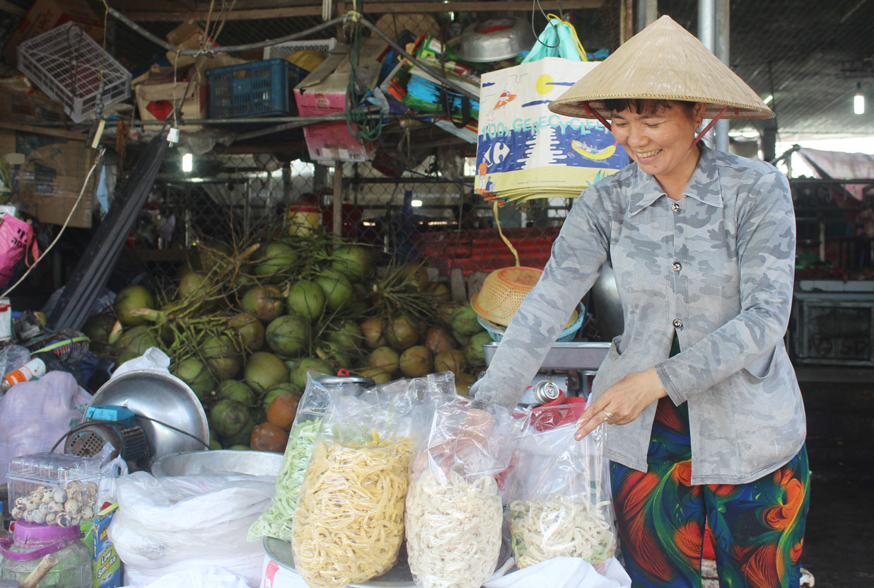 Đến gần Tết Nguyên đán, bà Nguyễn Thị Ngọc Hậu có thêm thu nhập từ làm mứt dừa truyền thống