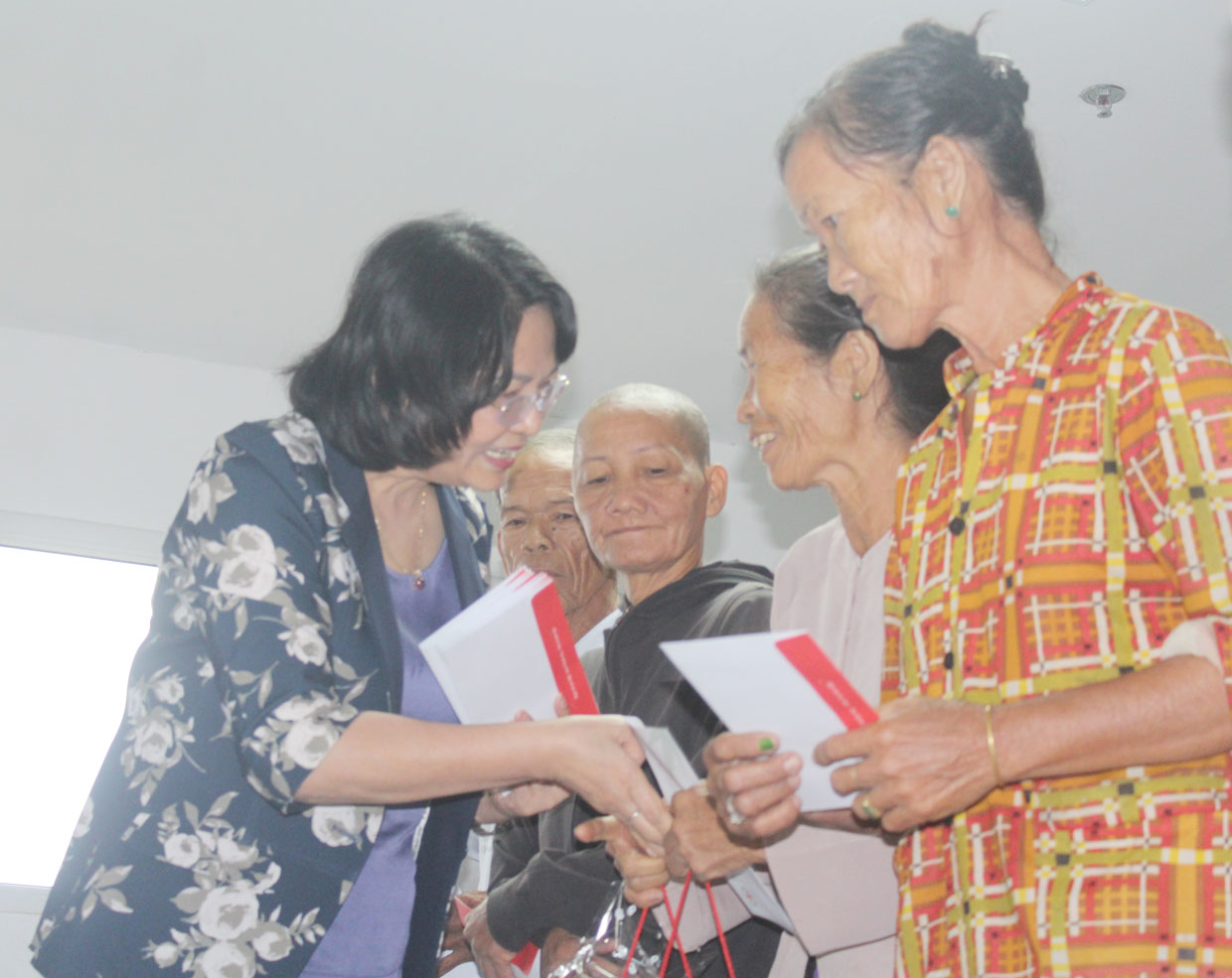 Phó Chủ tịch nước - Đặng Thị Ngọc Thịnh tặng quà tết cho người nghèo tại huyện Đức Hòa