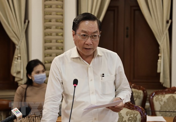 Ông Nguyễn Tấn Bỉnh, Giám đốc Sở Y tế TP.Hồ Chí Minh báo cáo tình hình dịch. (Ảnh: TTXVN phát)