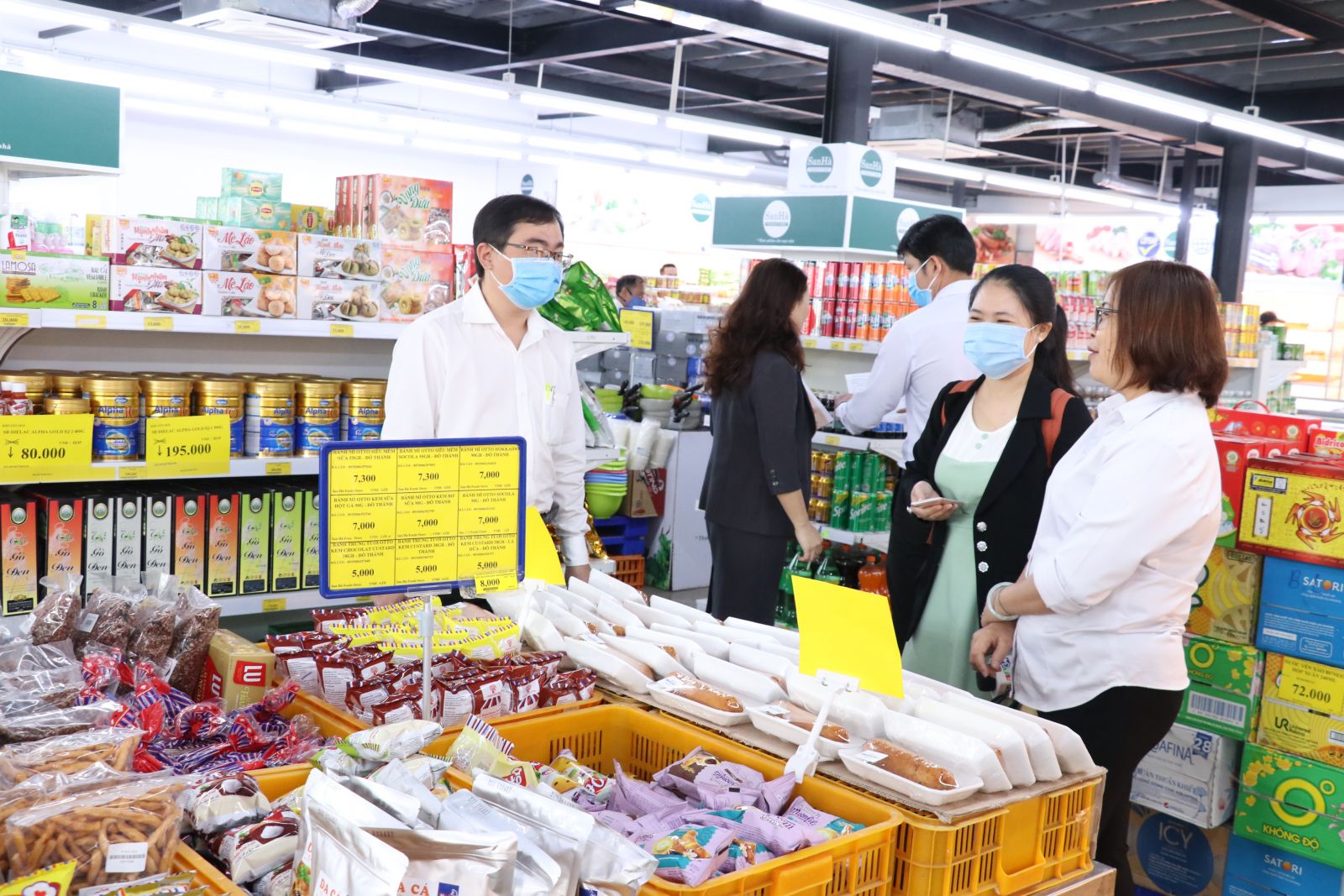 Ensuring goods for Tet Department of Industry and Trade inspects the stock of goods for Tet