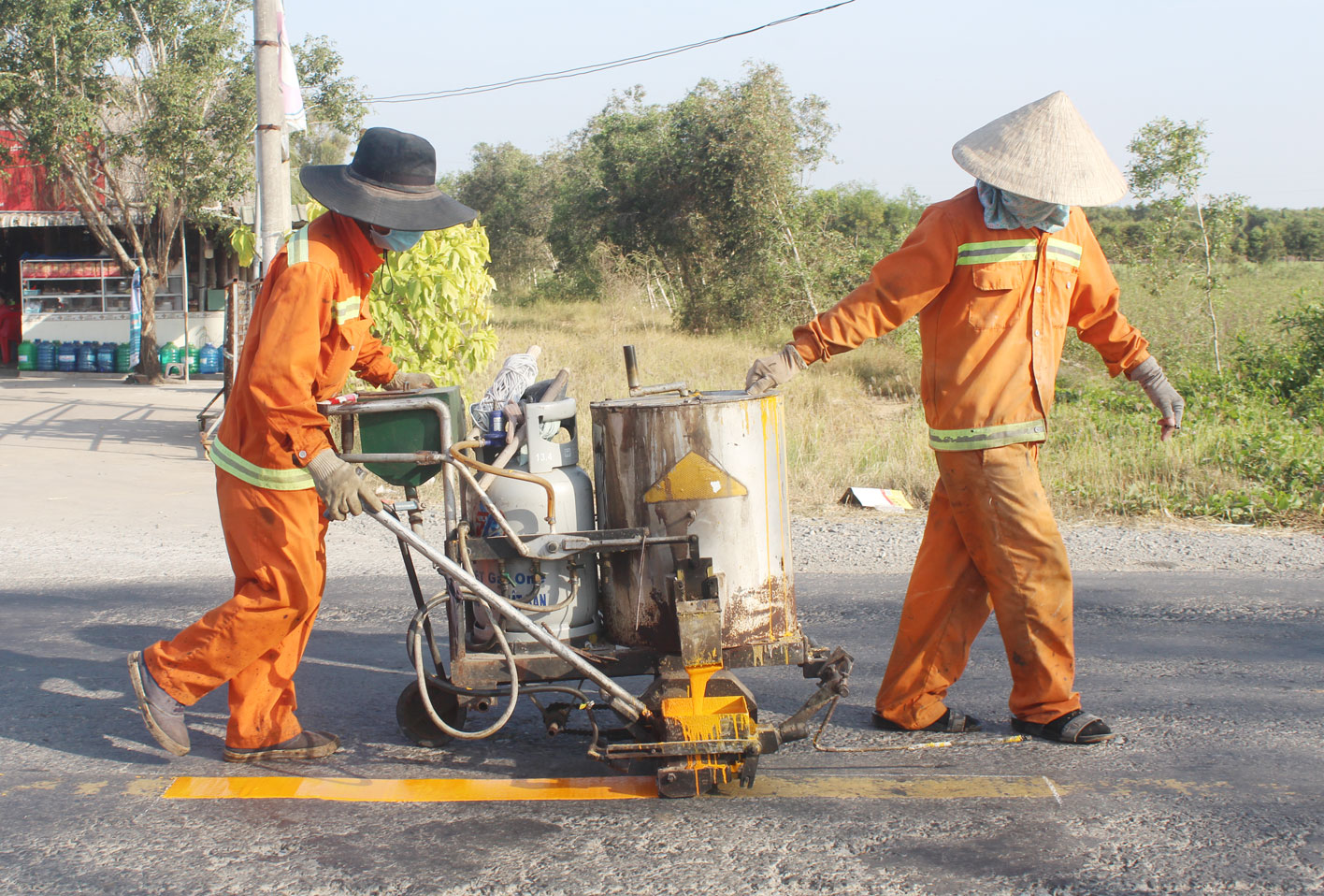 Công nhân Công ty Cổ phần 276 sơn lại các vạch đường trên Quốc lộ N2