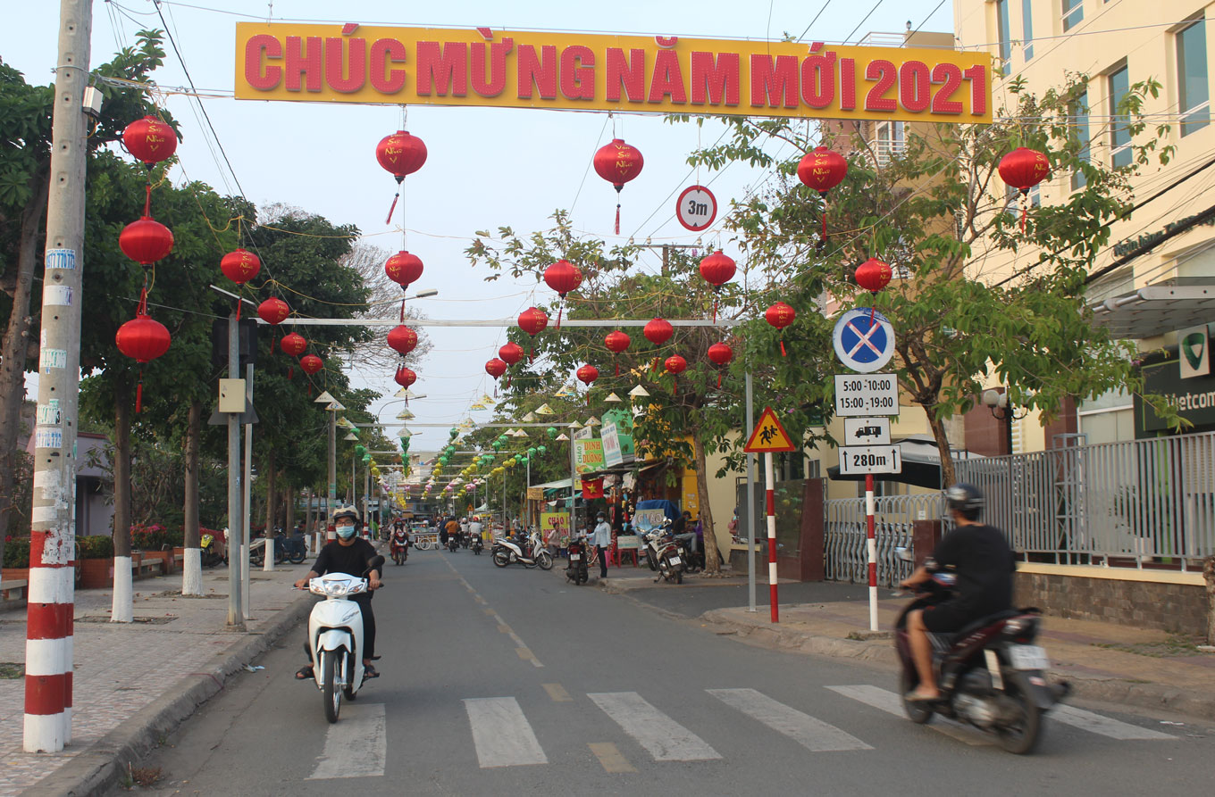 Đường Sương Nguyệt Ánh (thị trấn Cần Giuộc, huyện Cần Giuộc) được trang trí lồng đèn, nón lá