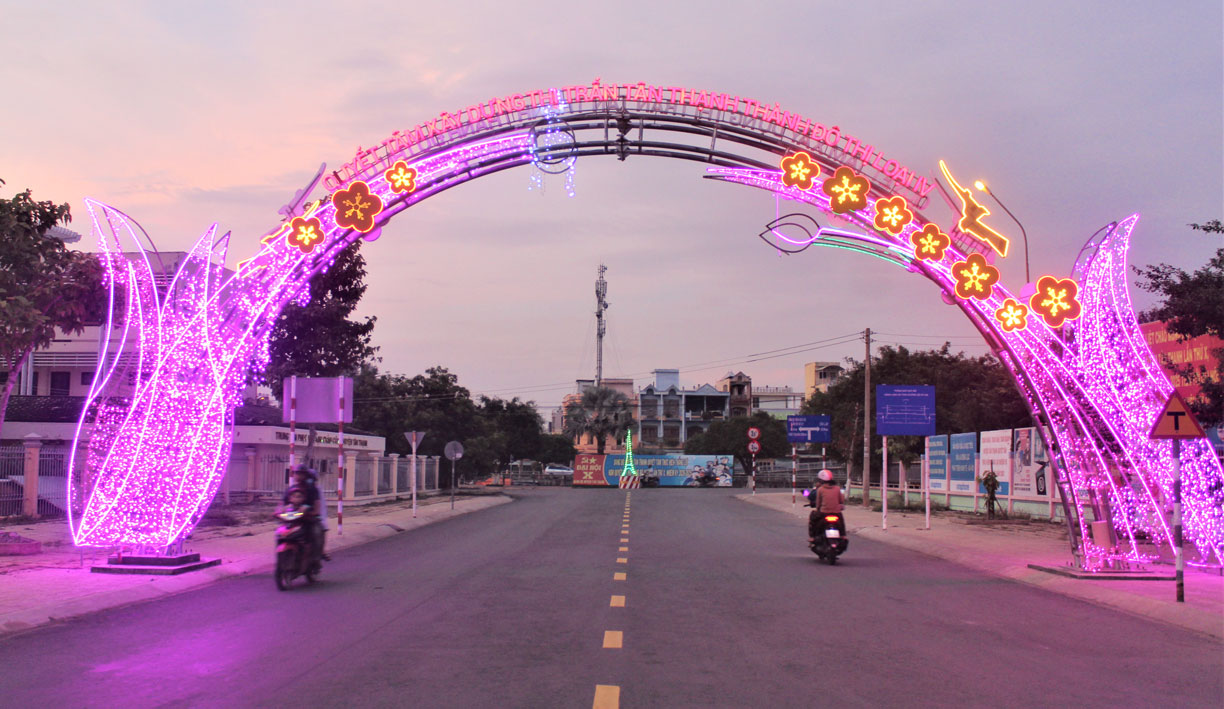 Các con đường trên địa bàn huyện Tân Thạnh được trang trí đèn