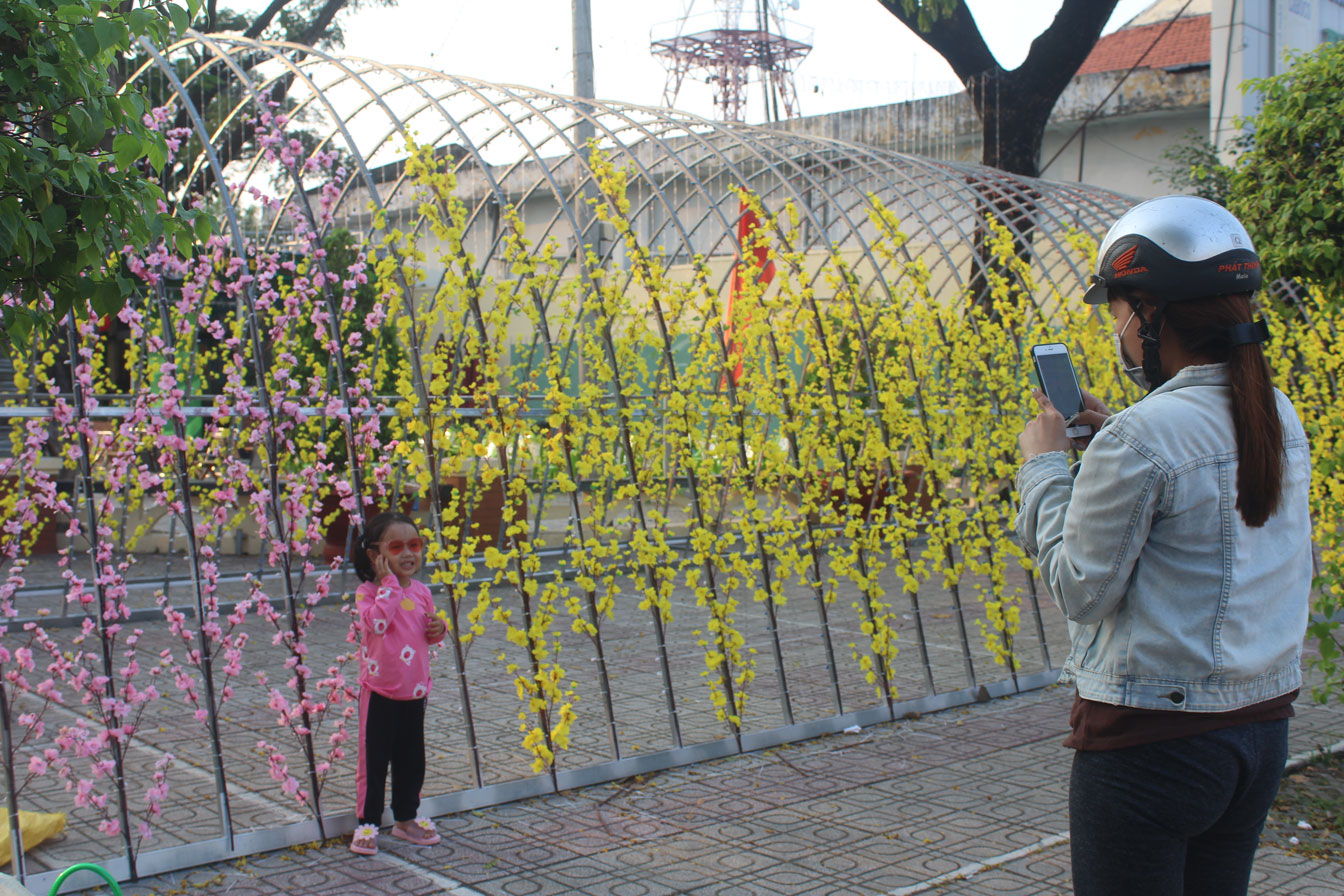 Người dân chụp ảnh tại Công viên Nguyễn Thị Bảy