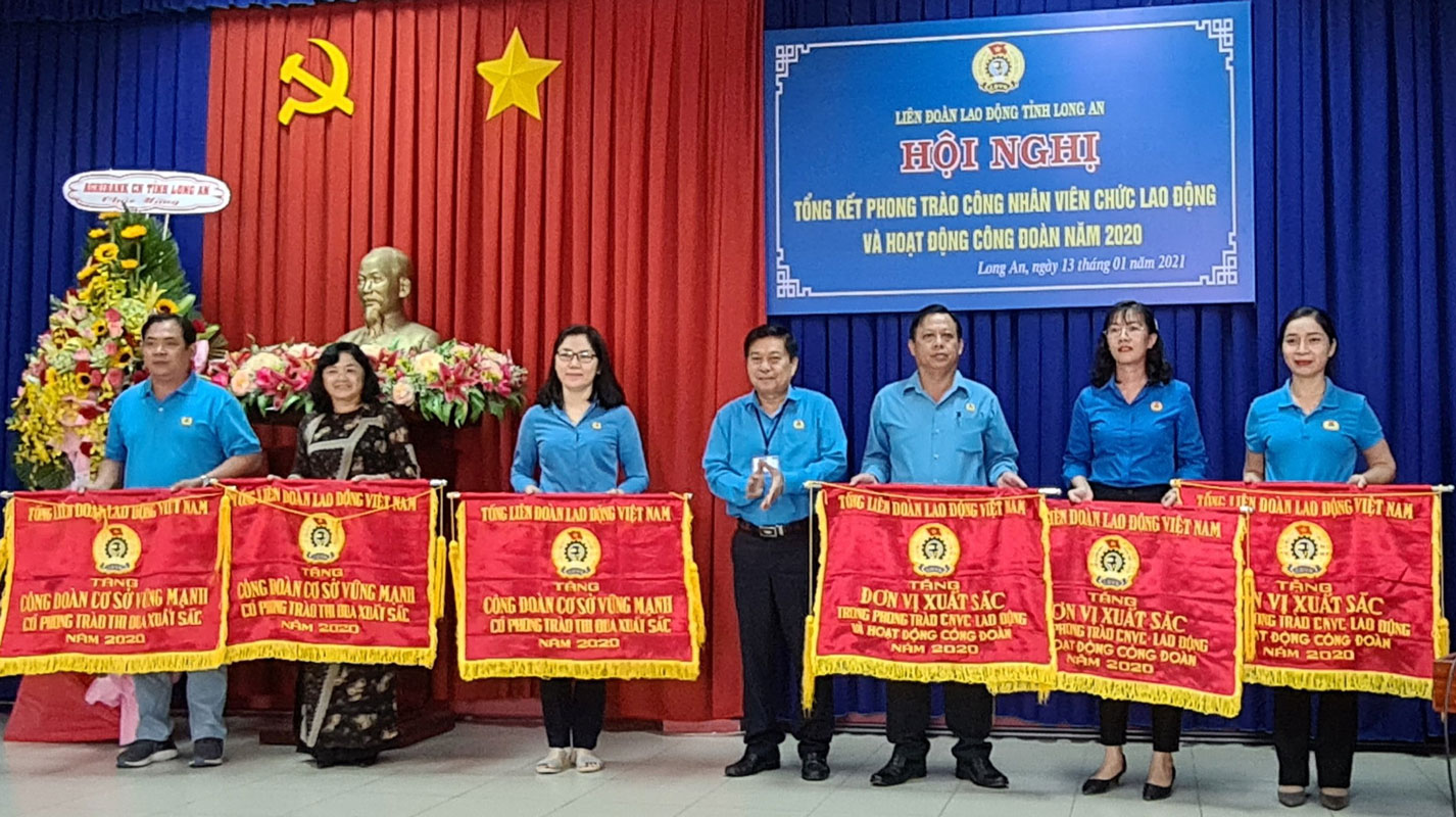 Chủ tịch Liên đoàn Lao động tỉnh - Nguyễn Văn Quí trao Cờ thi đua của Tổng Liên đoàn Lao động Việt Nam cho các đơn vị có thành tích xuất sắc trong năm 2020
