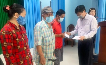 Quỹ Thiện Tâm – Tập đoàn Vingroup trao 500 suất quà tết tại Long An