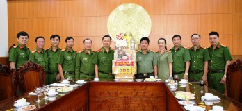 Đoàn lãnh đạo Công an TP.HCM thăm, chúc tết Công an tỉnh Long An