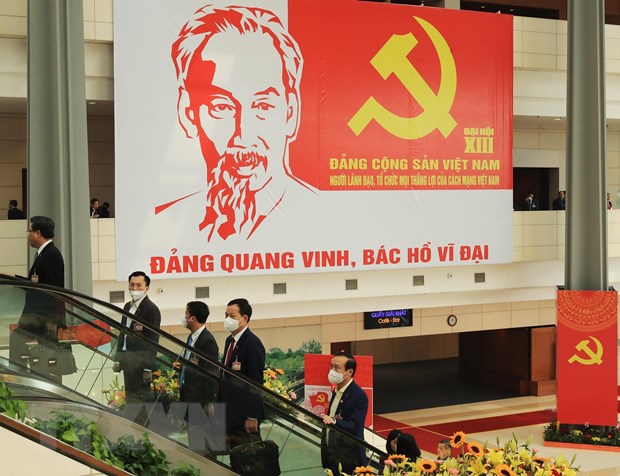 Hình ảnh Huy hiệu Đảng và Chủ tịch Hồ Chí Minh tại Đại hội đại biểu toàn quốc lần thứ XIII của Đảng. (Ảnh: TTXVN)