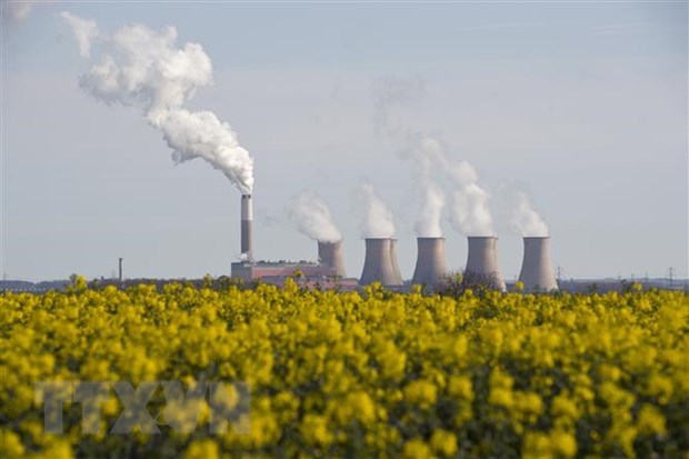 Khí thải phát ra từ một nhà máy gần Darlton, Anh. (Nguồn: AFP/TTXVN)