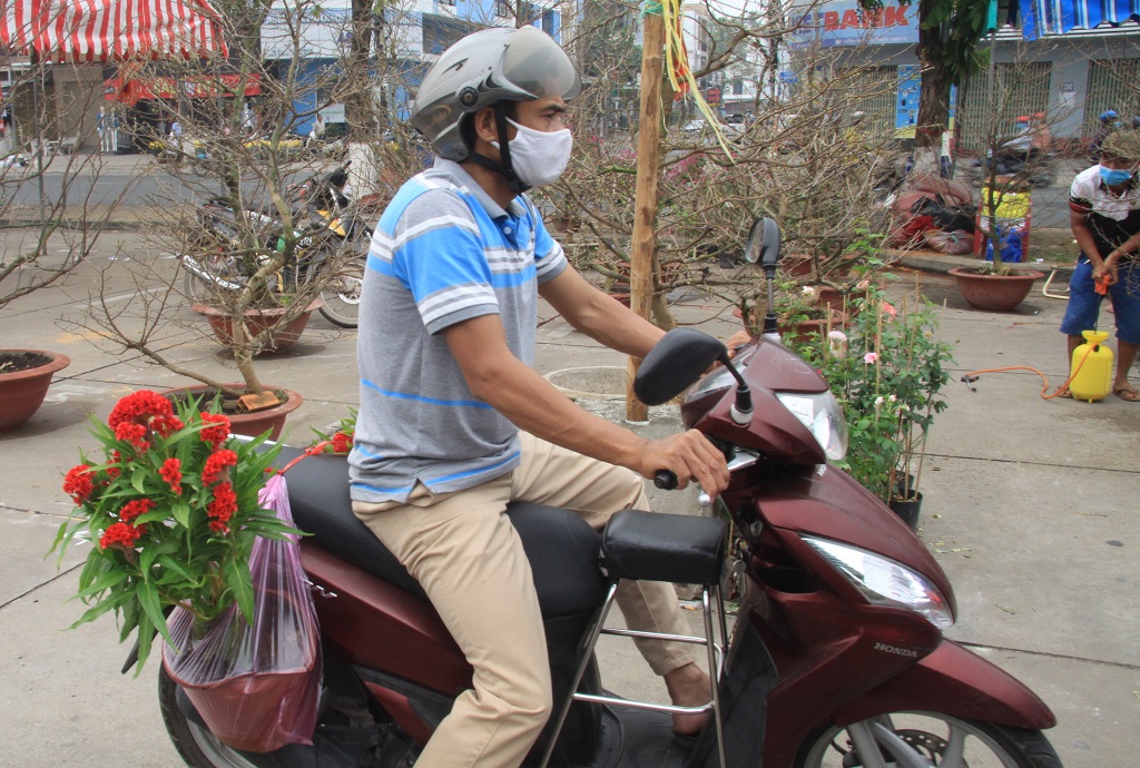 Brilliant New Year Flower Market People drive