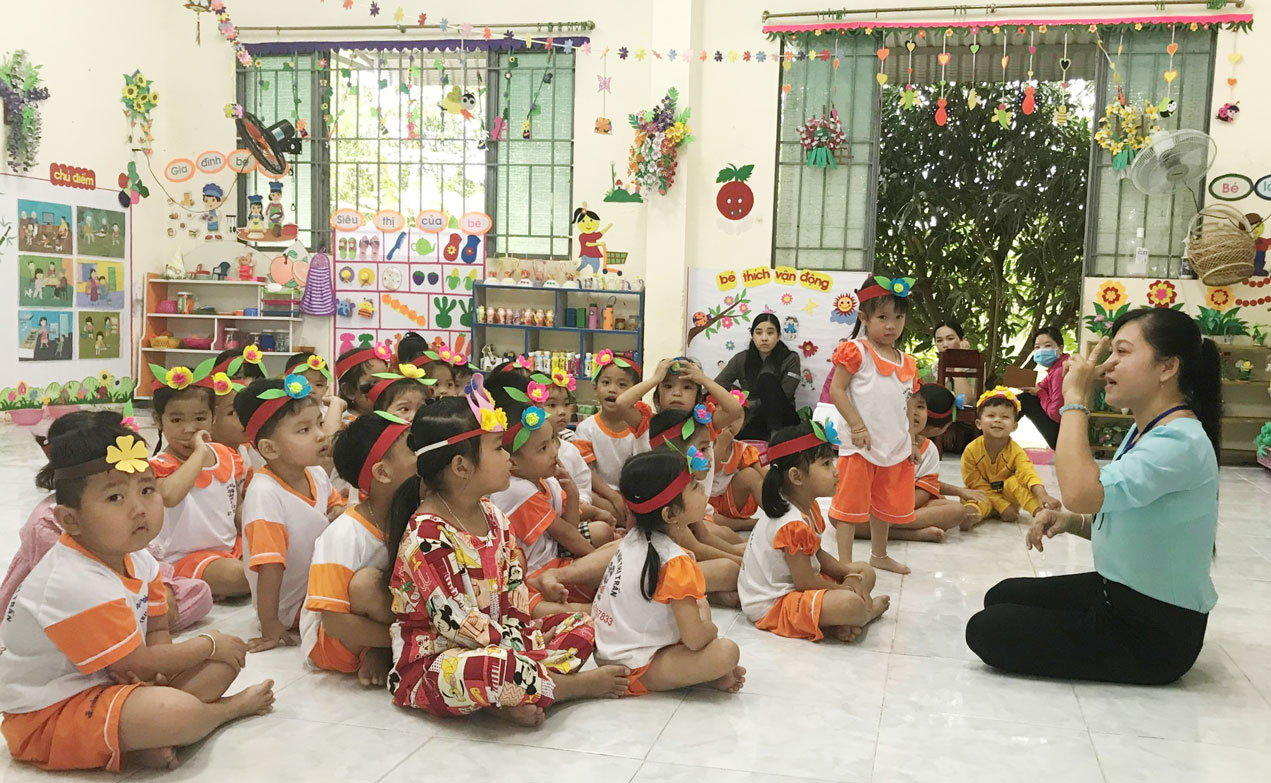 Giáo viên Trường Mầm non thị trấn Thạnh Hóa chủ động nghiên cứu, đổi mới phương pháp giảng dạy lồng ghép các chuyên đề nhằm giúp trẻ phát triển toàn diện